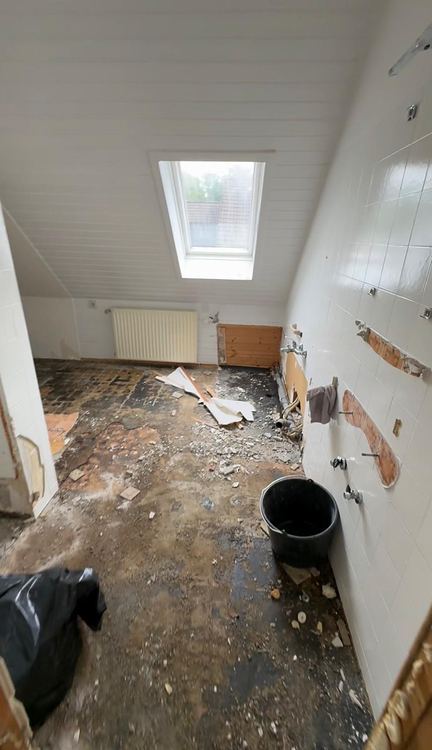 Bad im Dachgeschoss während des Rückbaus, Boden und Verkleidung raus